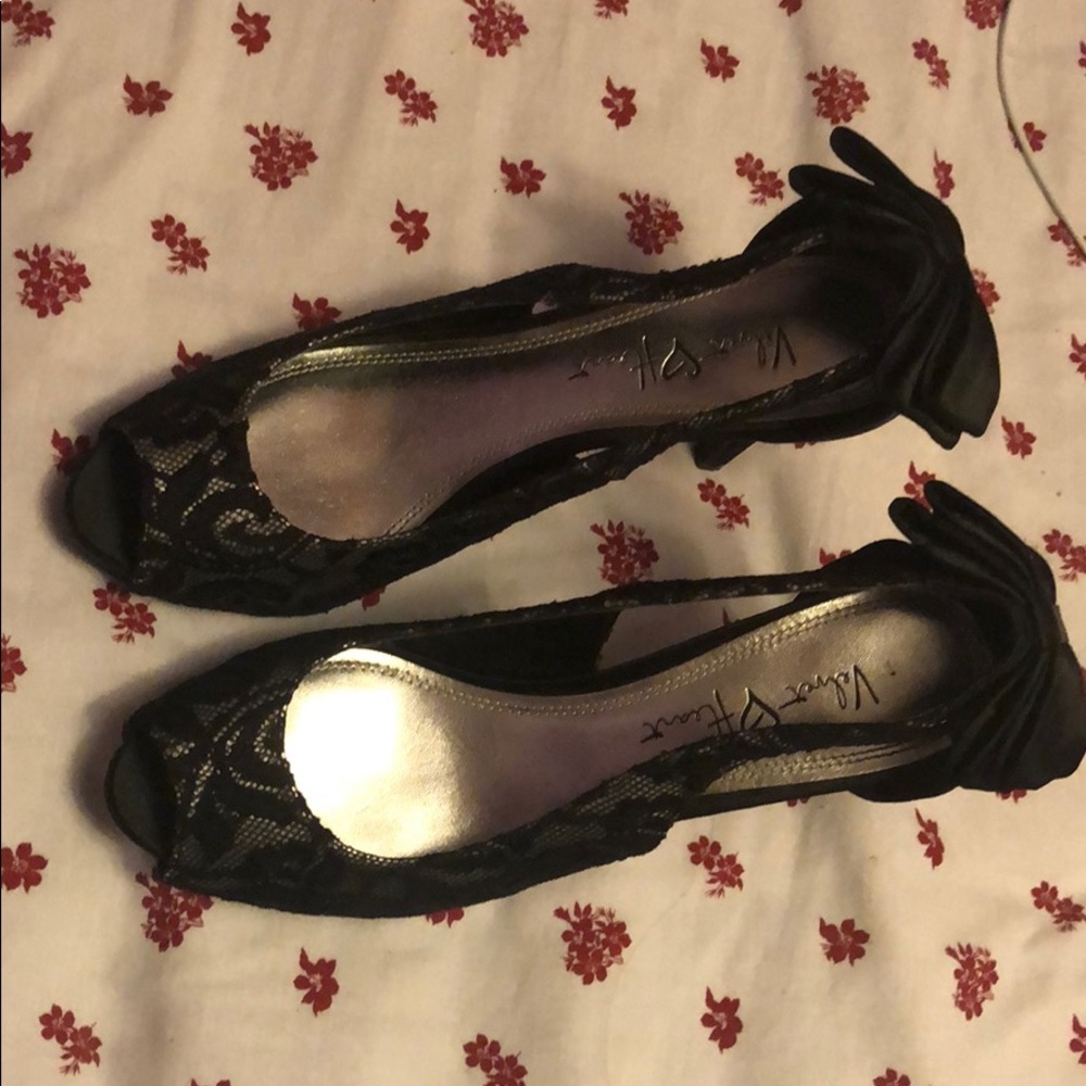 Lacey high heels with black bow in the back